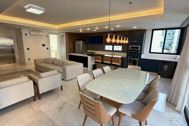 Apartamento a venda na quadra do mar, com 3 suítes, 151 m² privativos, mobiliado, com 2 vagas de garagem – Balneário Camboriú.