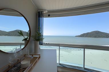 NO EDIFÍCIO NUMBER ONE EM BALNEÁRIO CAMBORIÚ COM CHURRASQUEIRA À CARVÃO