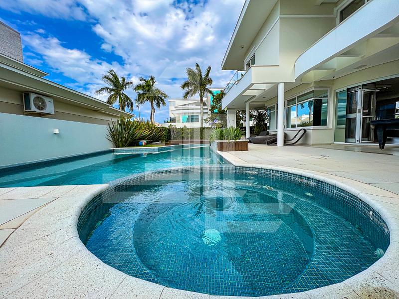 JURERÊ INT. 5 SUÍTES, JACUZZI, HIDRO — foto 17