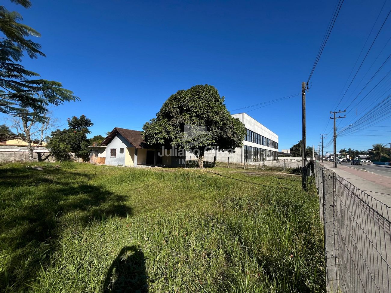 Casa, 2 Terrenos com Casa na Avenida Celso Ramos - Itapoá - Itapema do Norte