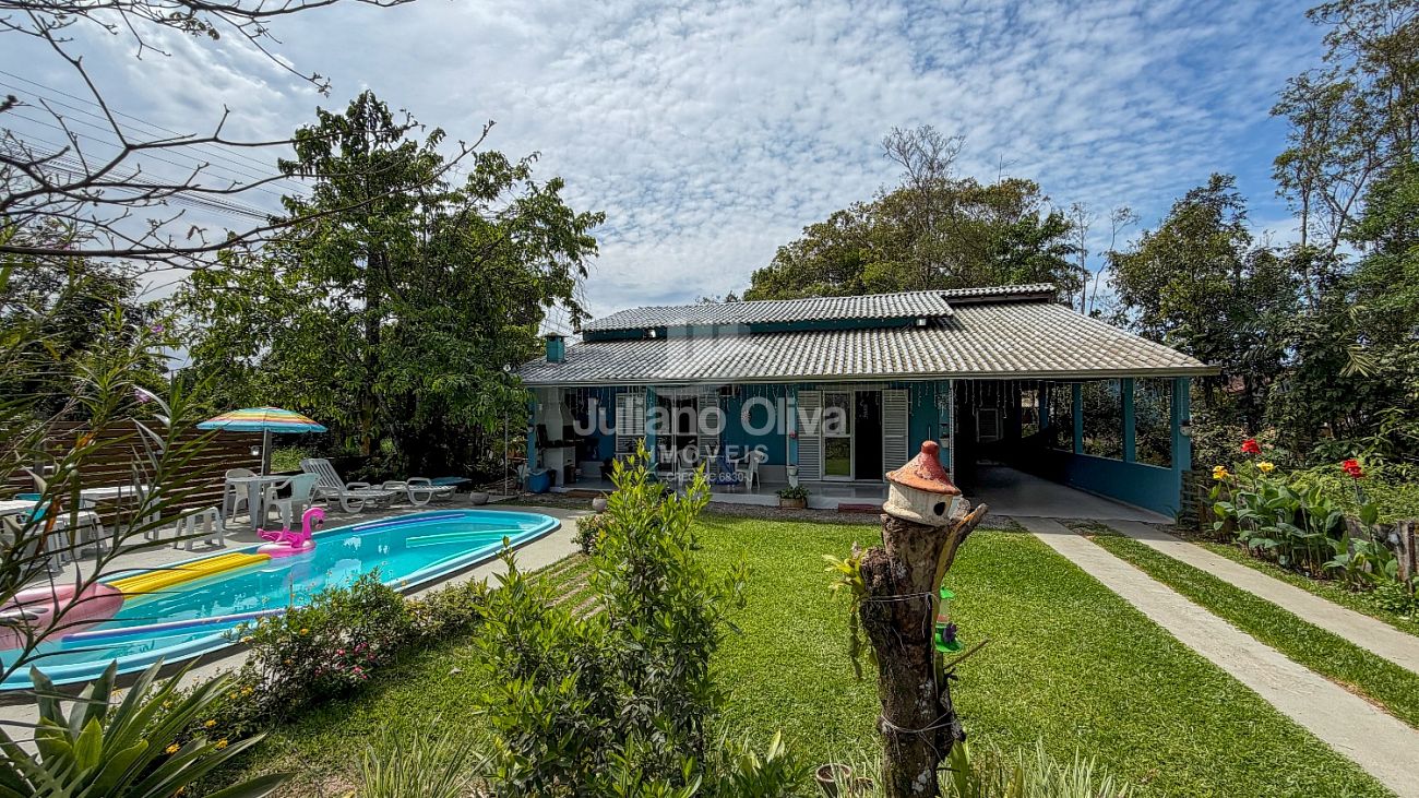 Casa, Casa com Piscina no Bairro Centro: 3 Quartos sendo 1 suíte - Itapoá - Centro