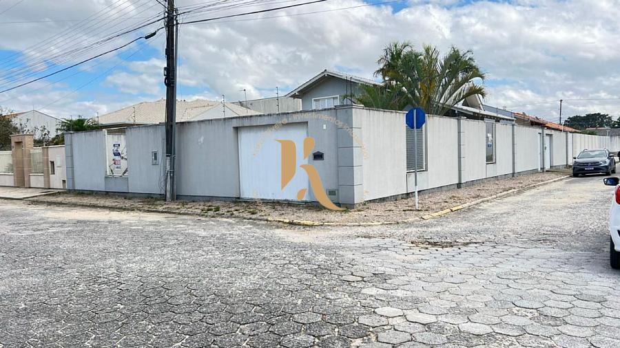 Sobrado de esquina, de frente para a pra�a, em Tijucas 1