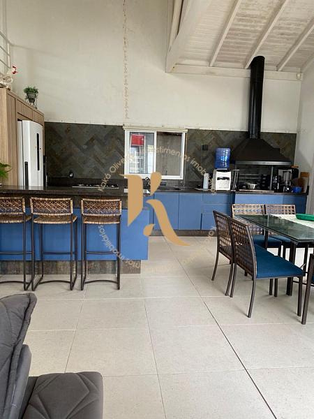 Sobrado de esquina, de frente para a pra�a, em Tijucas 21