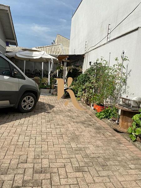 Sobrado de esquina, de frente para a pra�a, em Tijucas 7