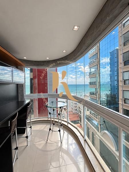 Apartamento quadra-mar com linda vista para o mar em Meia Praia 1