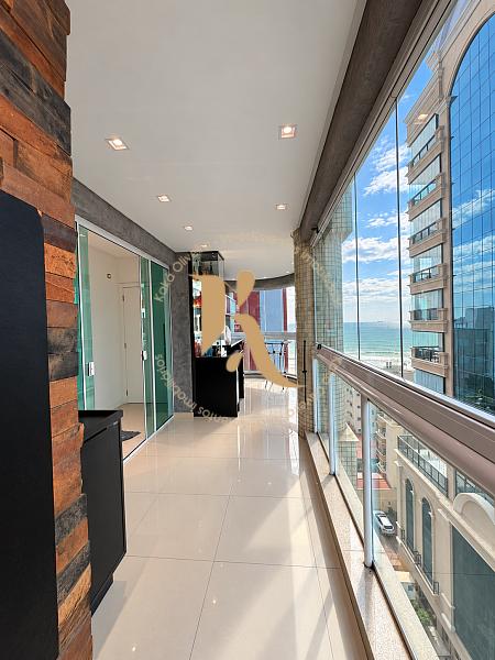 Apartamento quadra-mar com linda vista para o mar em Meia Praia 2