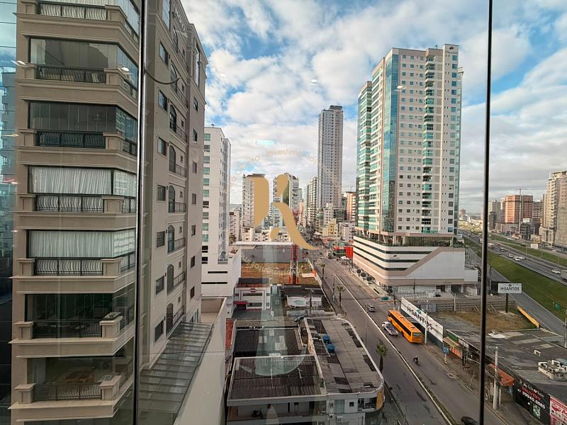 Apartamento quadra-mar com linda vista para o mar em Meia Praia 3