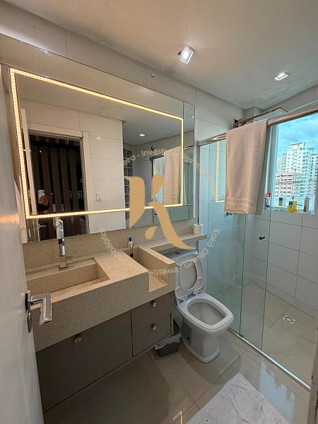 Apartamento quadra-mar com linda vista para o mar em Meia Praia 6
