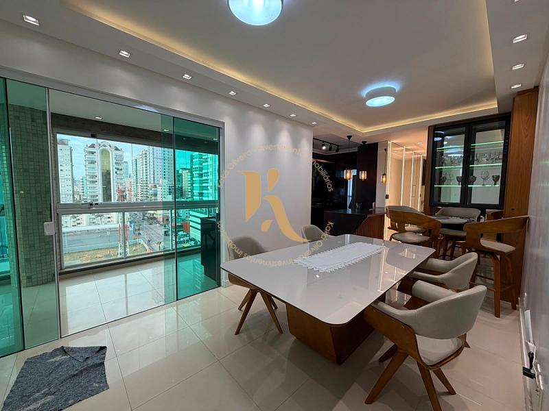 Apartamento quadra-mar com linda vista para o mar em Meia Praia 7