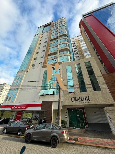 Apartamento quadra-mar com linda vista para o mar em Meia Praia 9
