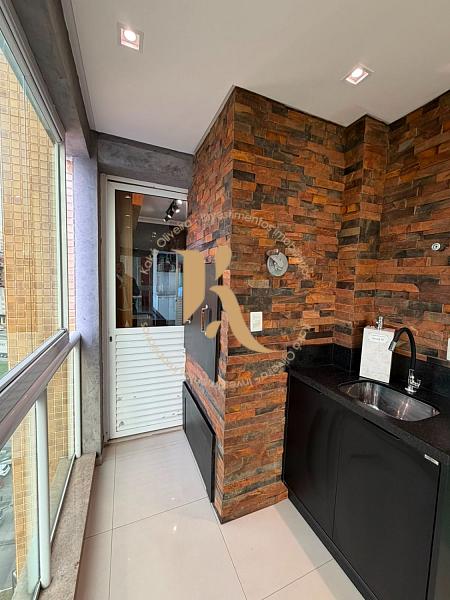 Apartamento quadra-mar com linda vista para o mar em Meia Praia 5