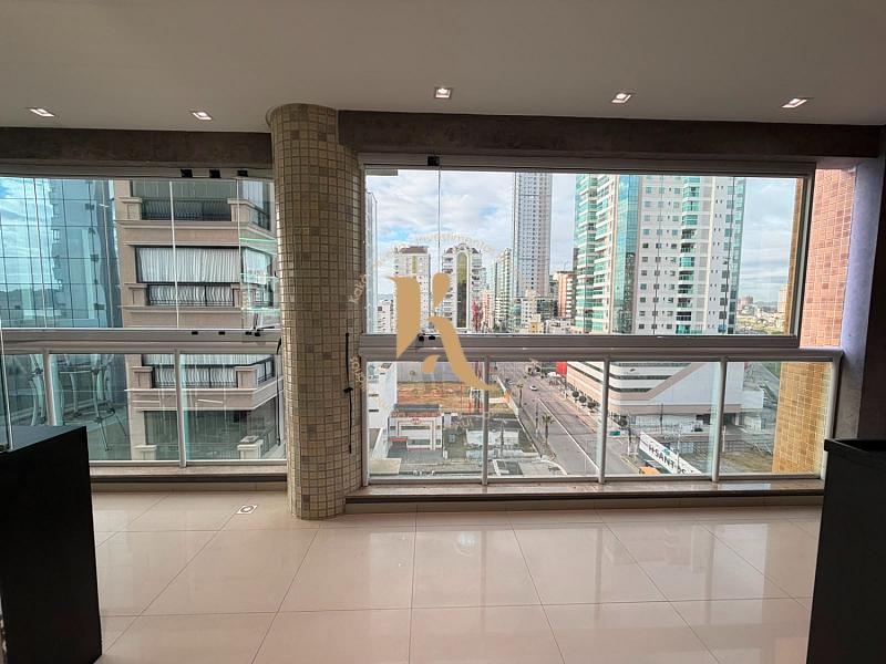 Apartamento quadra-mar com linda vista para o mar em Meia Praia 11