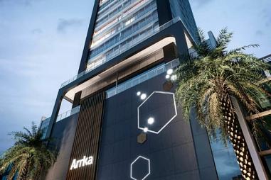 Apartamento a venda com 4 suítes, 3 vagas de garagem e 143 m²privativos, localizado a 250 metros da praia, na Avenida Alvin Bauer, em Bal. Camború