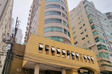 Apartamento à venda com 1 suíte, 2 demi-suítes, sacada integrada com churrasqueira e 2 vagas de garagem, em Balneário Camboriú.