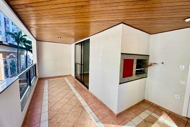 Apartamento à venda na quadra do mar, com 125m², 3 dormitórios, sacada com churrasqueira, garagem privativa.