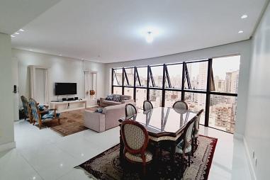 Apartamento mobiliado e climatizado, COM 03 suítes e 02 vagas, lazer completo. Localizado na Avenida Central com Avenida Alvin Bauer