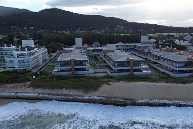 APARTAMENTO GARDEN 2 DORM.  SENDO 1 SUÍTE “DE PORTEIRA FECHADA”EM UM CONDOMÍNIO “PÉ NA AREIA”NO ICONIC HOME RESORT, MORRO DAS PEDRAS, FLORIANÓPOLIS/SC