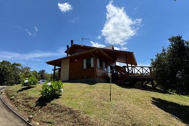 CASA DE CAMPO COM 3 DORMITÓRIOS SENDO 1 SUÍTE, MOBILIADA E DECORADA EM CONDOMÍNIO RURAL LAGO NEGRO, RANCHO QUEIMADO/SC.