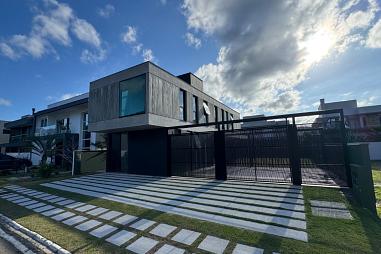 CASA 4 SUÍTES EM CONDOMÍNIO FECHADO, ILHA DO ARVOREDO, FLORIANÓPOLIS/SC.