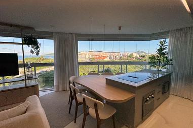 APARTAMENTO DUPLEX VISTA MAR 3 SUÍTES COM VISTA MAR, 120M DA PRAIA, MOBILIADO E DECORADO, PRAIA DAS GAIVOTAS, INGLESES – FLORIANÓPOLIS/SC