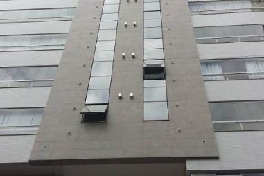 APARTAMENTO COM 2 QUARTOS, PRÉDIO COM PISCINA NO BAIRRO Pioneiros - Balneário Camboriú/SC