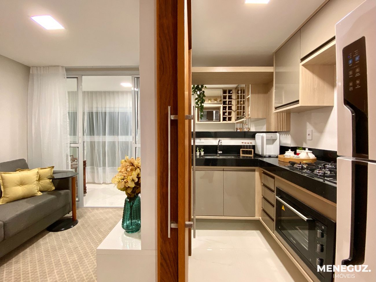 Apartamento venda - Guarapari Centro composto por 2 quartos, sendo uma suíte, finamente mobiliado e decorado com área de lazer completa na cobertura — foto 4