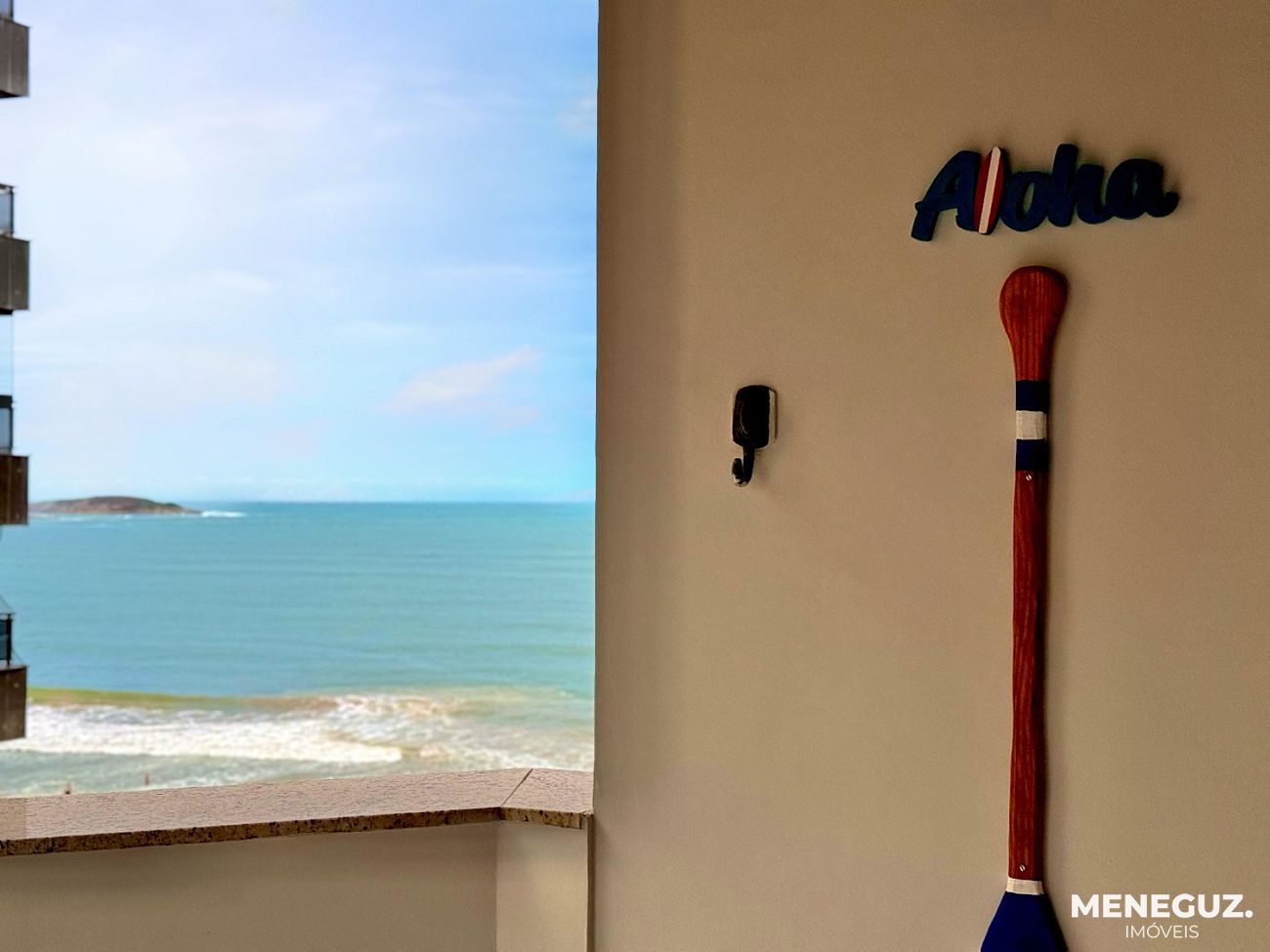 Exclusivo: Apartamento mobiliado, 3 quartos e DCE, na melhor localização da Praia do Morro. — foto 2