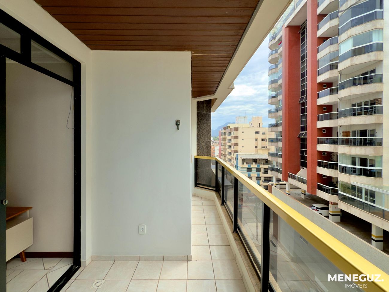 Exclusivo: Apartamento mobiliado, 3 quartos e DCE, na melhor localização da Praia do Morro. — foto 3