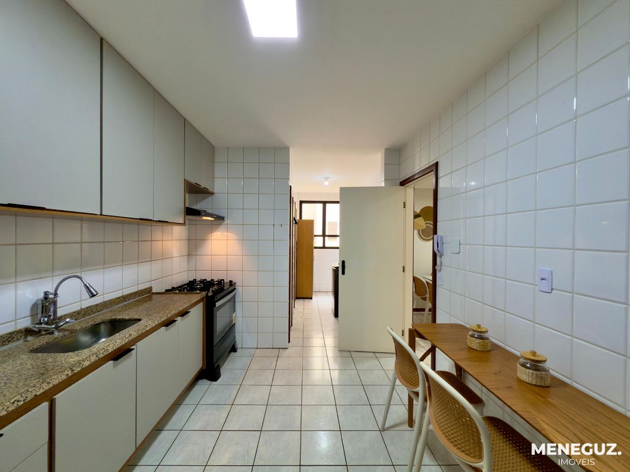Exclusivo: Apartamento mobiliado, 3 quartos e DCE, na melhor localização da Praia do Morro. — foto 5