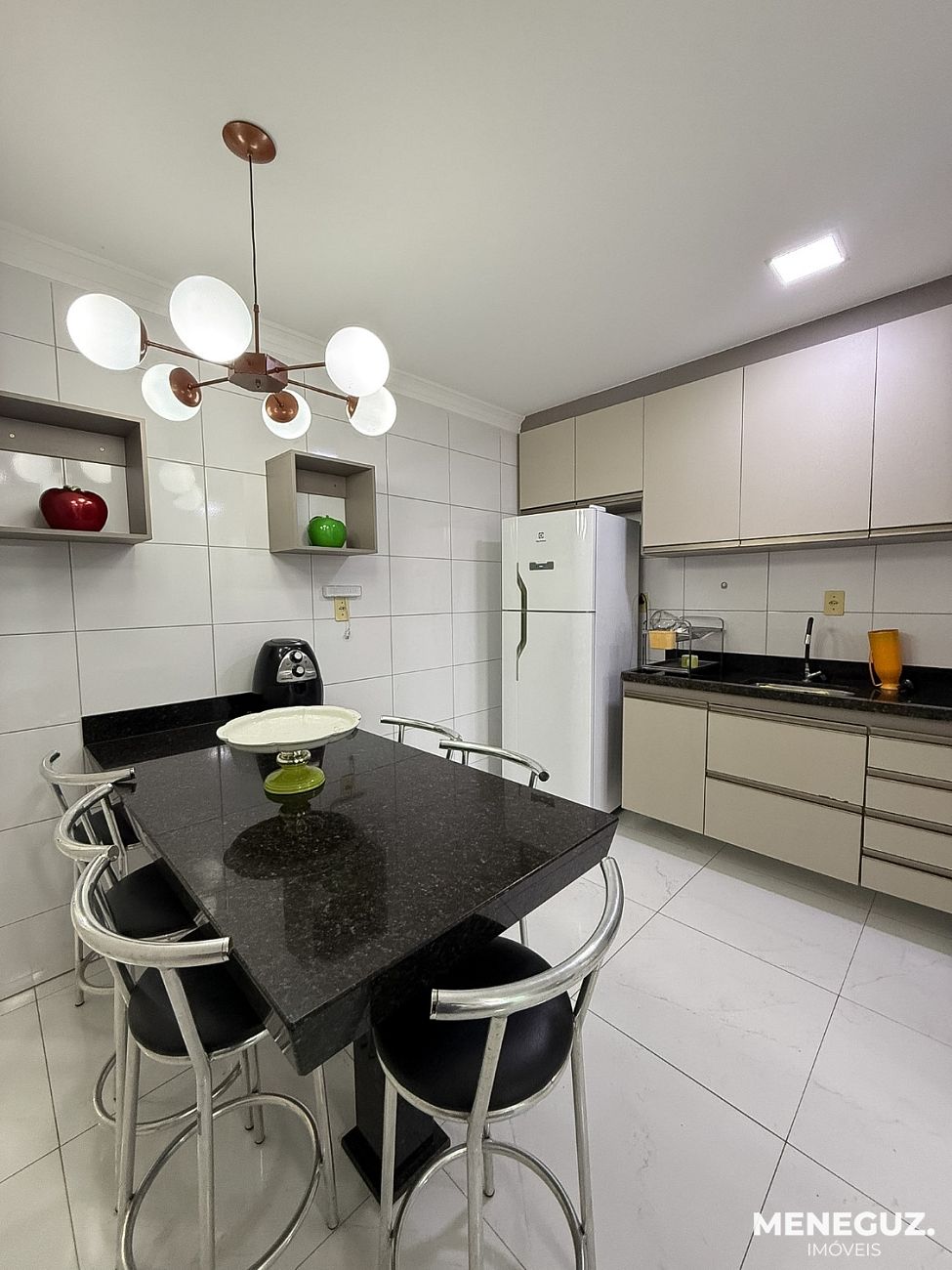 Apartamento 2 quartos a venda na praia do morro, finamente mobiliado! — foto 4