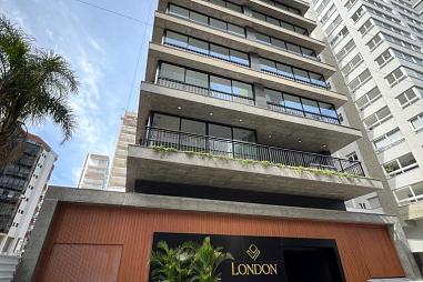 Apenas uma quadra das Quatro Praças!