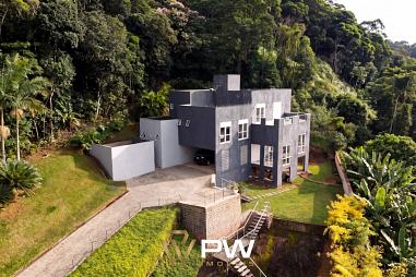 Sobrado com 3 quartos à venda, 265m², 4 banheiros, 3 garagens - Santo Antônio - Joinville