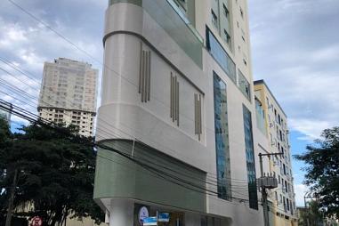 Um apartamento por andar!