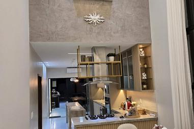 Luxuosa Casa Climatizada com Piscina e Energia Solar em Condomínio