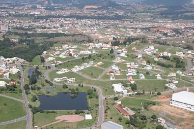 LINDO TERRENO PRÓXIMO AO LAGO NA PEDRA BRANCA