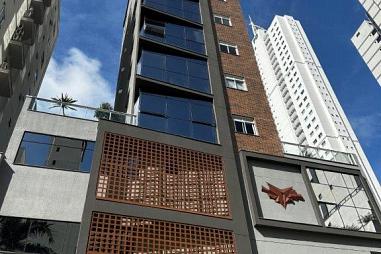 Edifício Granada - Apartamentos com 02 suítes localizado em rua reta ao mar!!