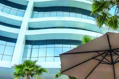 Ibiza Towers / Frente ao mar - Barra sul - Amplo apartamentos com 04 suítes + dependência completa de empregada!