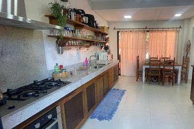 Casa com 04 dormitórios e piscina em Mariscal - Bombinhas/SC